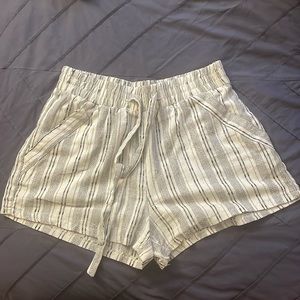 White and black linen shorts with drawstring tie